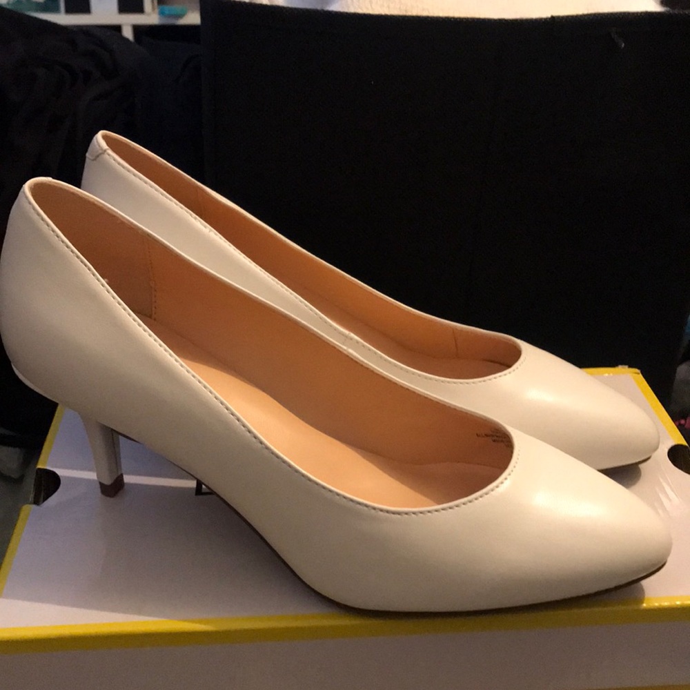 Liz Claiborne Women’s White Heels 👠 !